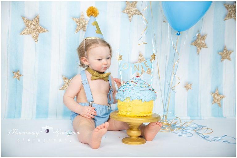Boy Cake smash theme in blue with gold stars